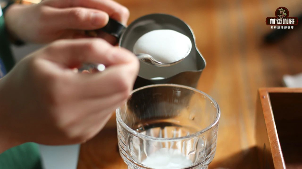 勺子舀拉花奶泡708