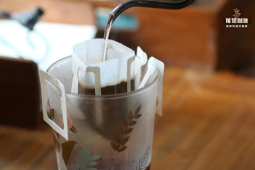 挂耳咖啡的起源｜挂耳咖啡是什么？挂耳咖啡怎么冲泡？挂耳咖啡包和速溶咖啡有哪些区别？