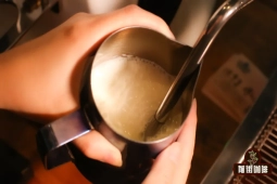 拿铁咖啡奶泡怎么打？意式咖啡奶泡厚度多少？新手牛奶打奶泡教程