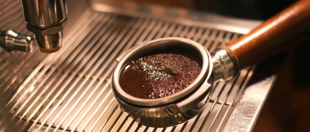粉饼湿润不成型，粉碗积水怎么办？